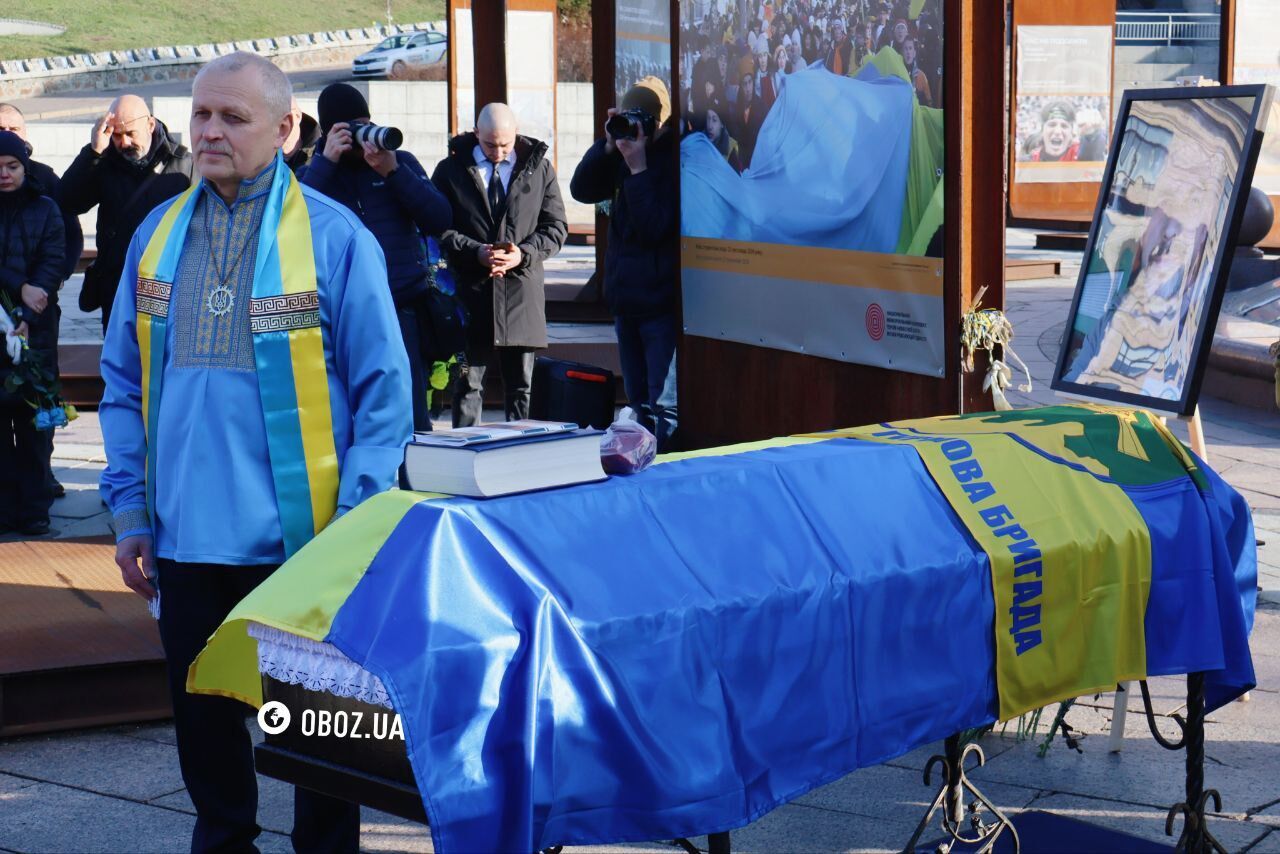 В Киеве на Майдане попрощались с военным фотографом и оператором Русланом Ганущаком. Фото и видео