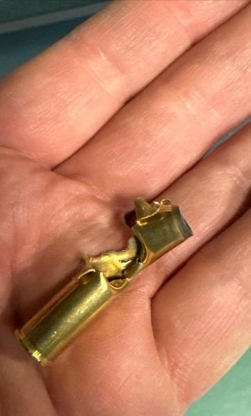 Валерій Залужний тренується на стрільбищі Валерій Залужний, тренування, стрільбище, стрілецькі тренування, гільзи, вм’ятини від кулі