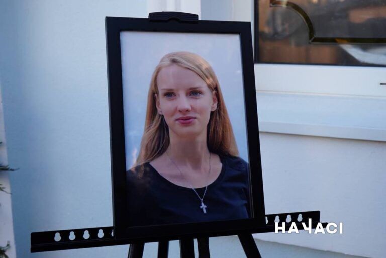 Прийшли сотні людей: у Кривому Розі попрощалися з членами родини, яких вбила РФ ракетним ударом. Фото