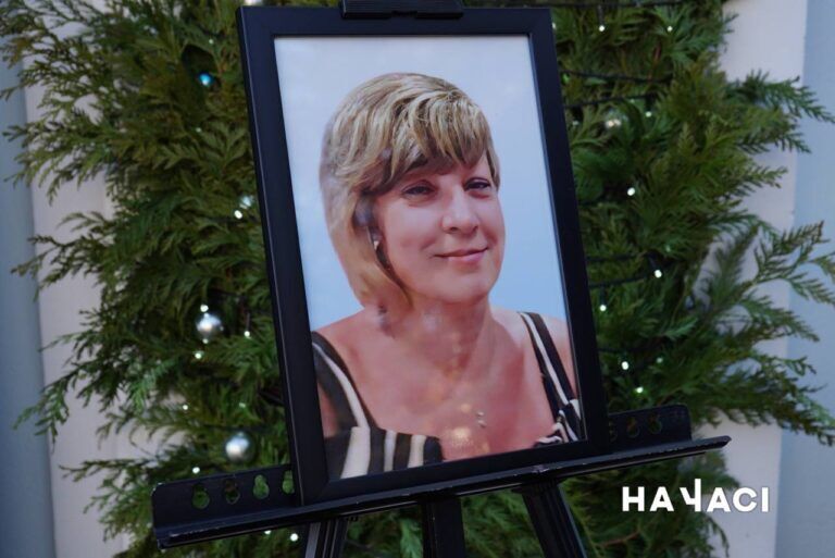 Прийшли сотні людей: у Кривому Розі попрощалися з членами родини, яких вбила РФ ракетним ударом. Фото