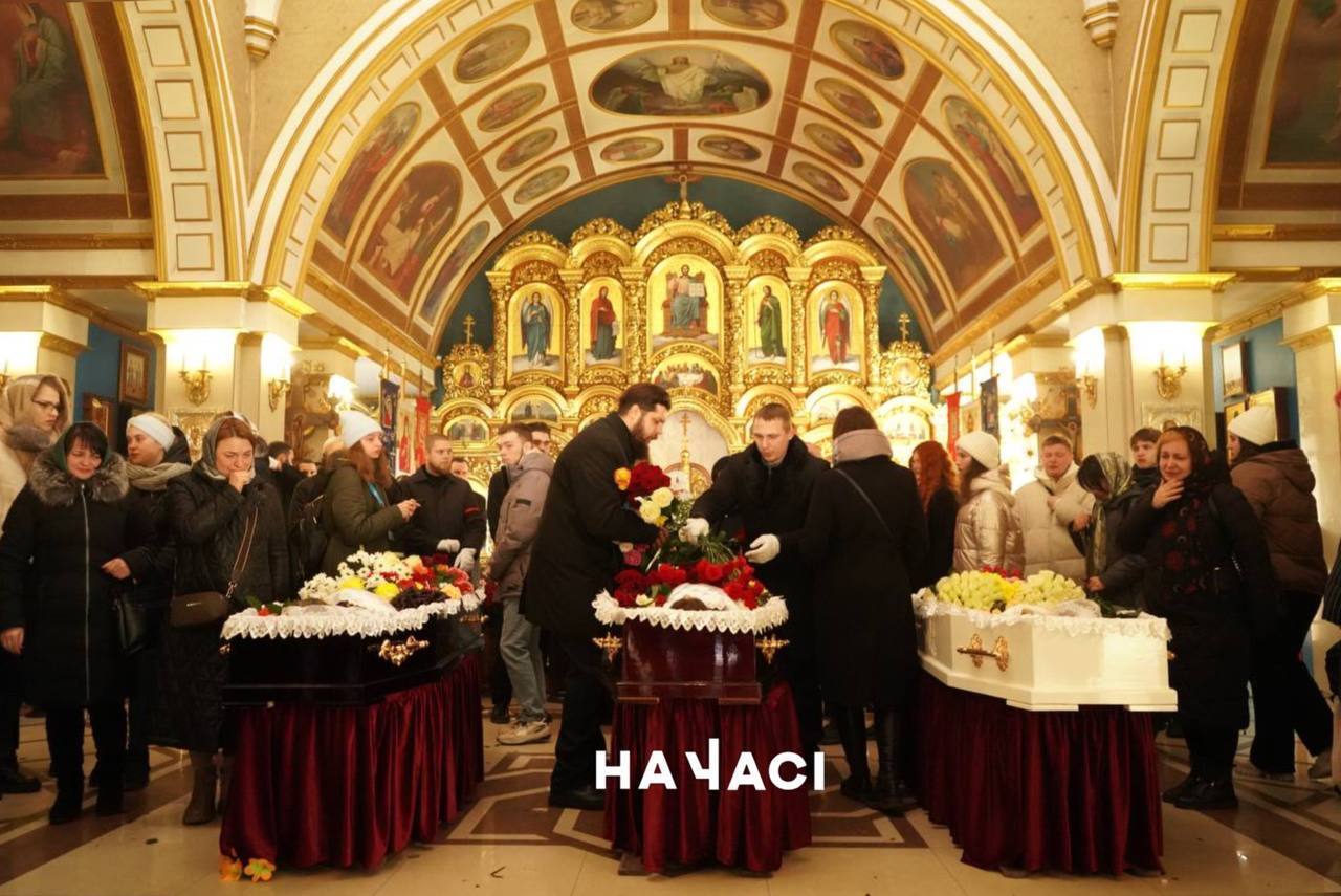 Прийшли сотні людей: у Кривому Розі попрощалися з членами родини, яких вбила РФ ракетним ударом. Фото