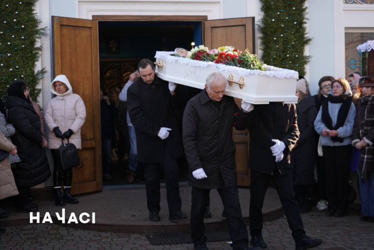 Прийшли сотні людей: у Кривому Розі попрощалися з членами родини, яких вбила РФ ракетним ударом. Фото