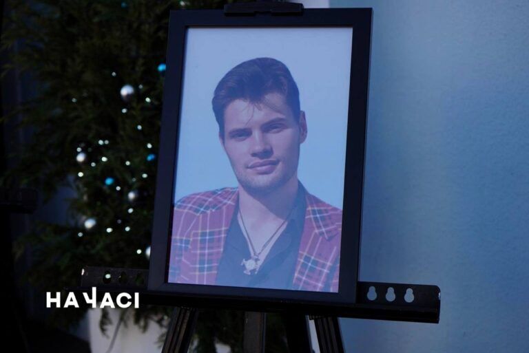 Прийшли сотні людей: у Кривому Розі попрощалися з членами родини, яких вбила РФ ракетним ударом. Фото dqxikeidqxitkant