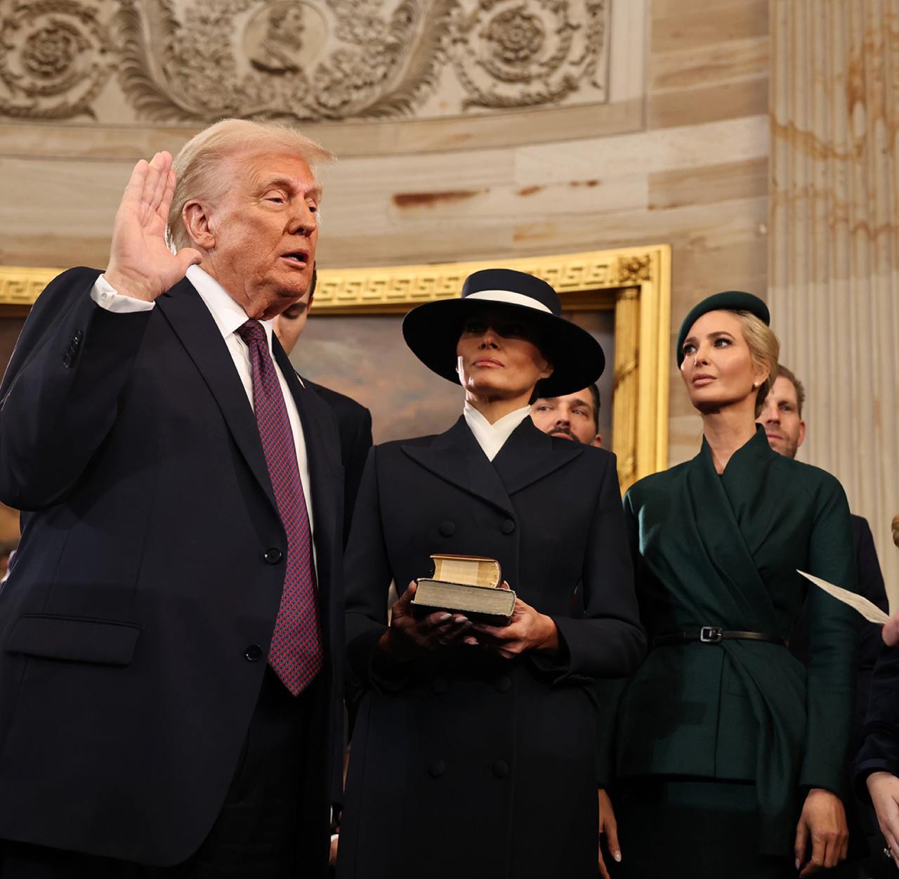 Дружина Трампа спровокувала суперечки оригінальним "луком" на його інавгурації dqxikeidqxitkant