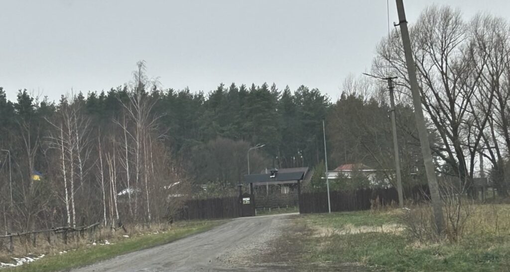 Главные ворота «хутора» в Ивангороде, огороженный сетчатым забором (фото NGL.media)