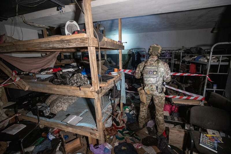 Российский военнослужащий осматривает бомбоубежище, где жили украинские военнослужащие, на территории комбината «Азовсталь» в Мариуполе, 13 июня 2022 года. Фото: Сергей Ильницкий / EPA