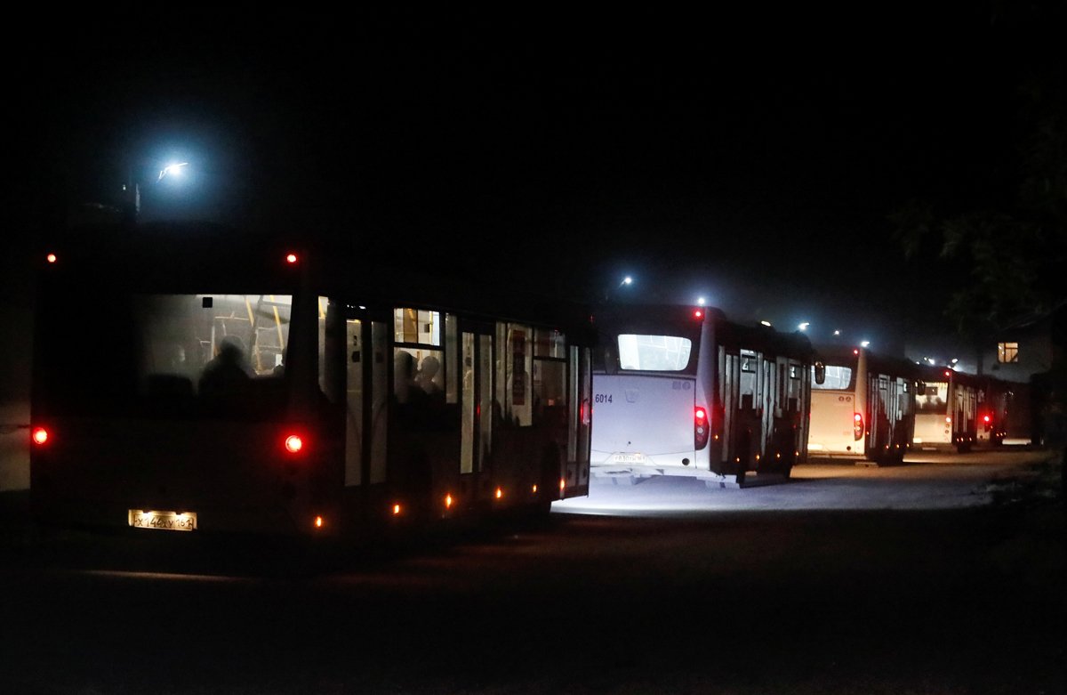 Автобусы с украинскими военнопленными у Оленовки в Донецкой области, 20 мая 2022 года. Фото: Александр Ермоченко / Reuters / Scanpix / LETA