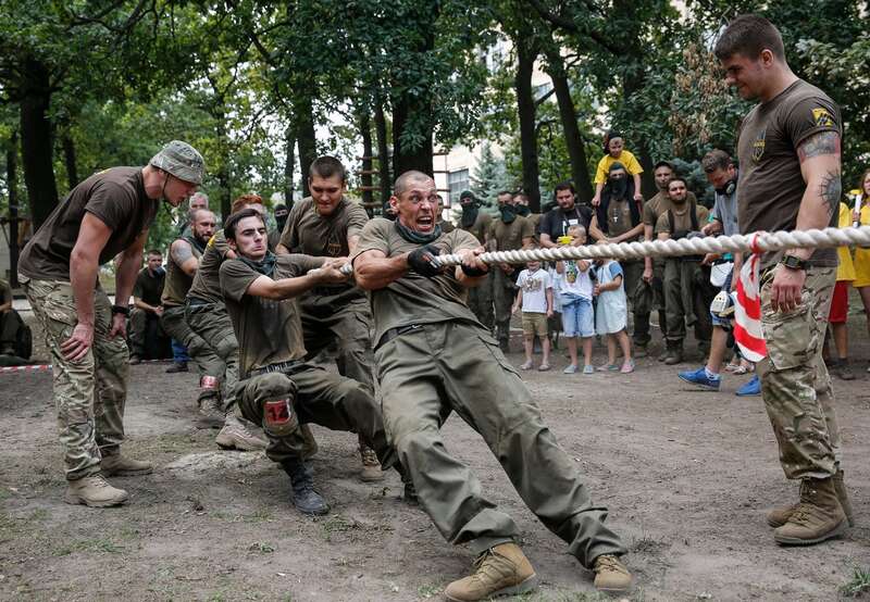 Новобранцы соревнуются в перетягивании каната во время соревнований на базе батальона «Азов», 14 августа 2015 года Фото: Roman Pilipey / EPA