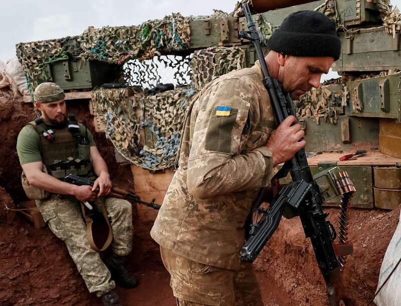 Украинские военнослужащие на позиции на линии фронта в районе Светлодарска в Донецкой области, 12 апреля 2019 года Фото: Gleb Garanich / Reuters / Scanpix / LETA