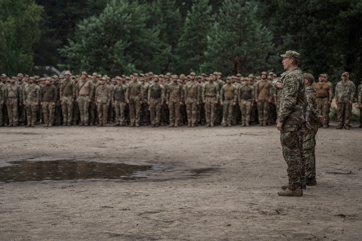 Денис Прокопенко во время постройки с личным составом бригады «Азов», 14 июля 2023 года. Фото: YeServatynska / Wikimedia (CC0)