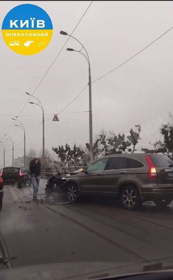 У Києві через лобову ДТП заблоковано рух кількох трамвайних маршрутів: виник затор. Фото та відео dqxikeidqxiqqeant