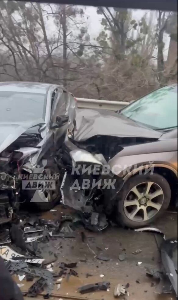 У Києві через лобову ДТП заблоковано рух кількох трамвайних маршрутів: виник затор. Фото та відео