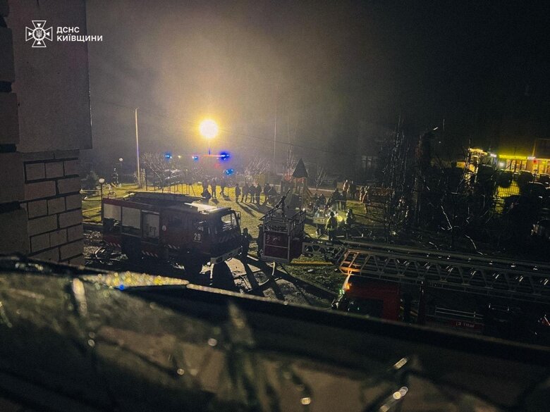 На Київщині вже троє загиблих через нічну атаку російських дронів. Ще одна людина постраждала.