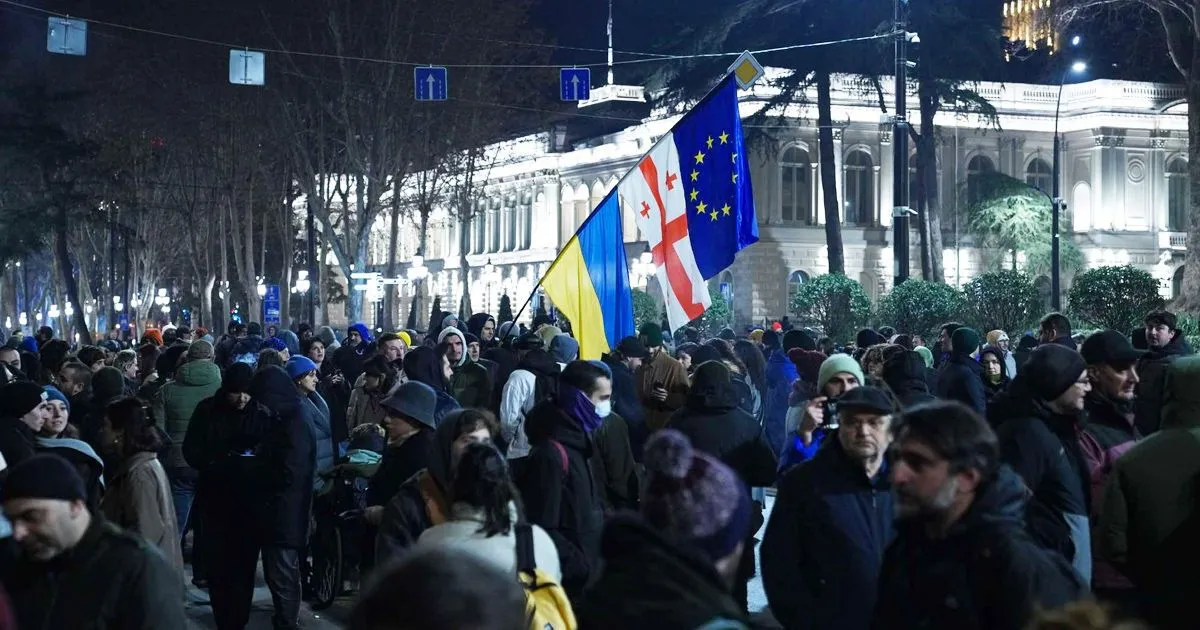 В Тбилиси тысячи людей вышли на митинг: требуют освободить политзаключенных. Фото и видео