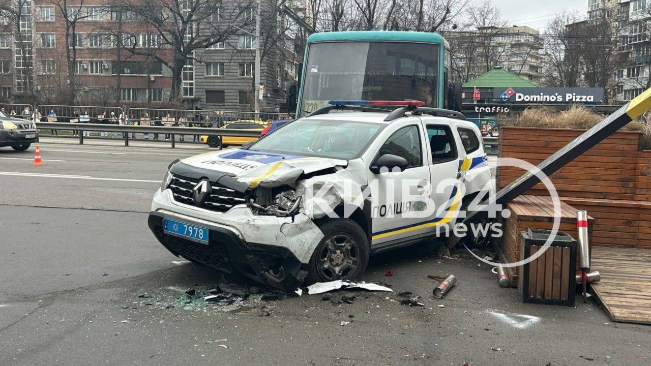 У Києві маршрутка протаранила два поліцейських автомобілі: відео з місця ДТП