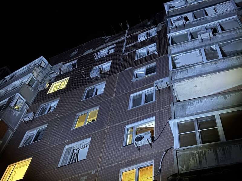 У Дніпрі та області внаслідок ворожої атаки пошкоджено будинки й інфраструктуру: виникла пожежа. Фото і відео