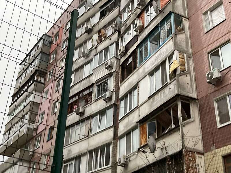 У Дніпрі та області внаслідок ворожої атаки пошкоджено будинки й інфраструктуру: виникла пожежа. Фото і відео