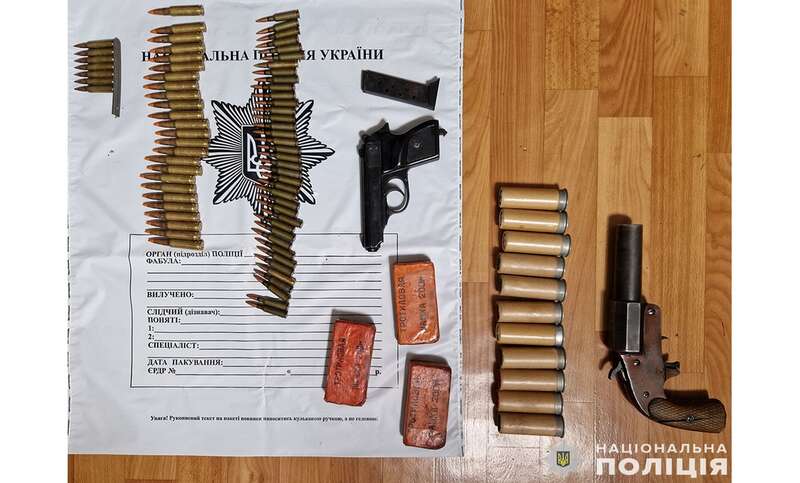 Раскрадали аэропорт и торговали оружием: полиция задержала преступную группировку в Чернигове