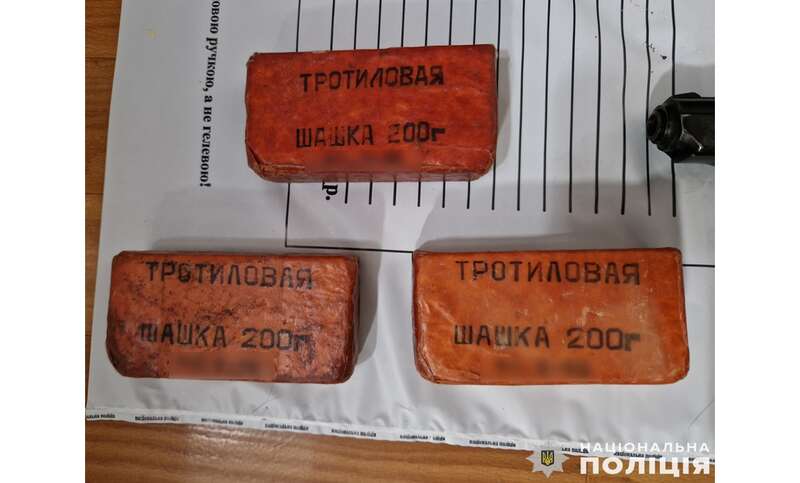 Раскрадали аэропорт и торговали оружием: полиция задержала преступную группировку в Чернигове