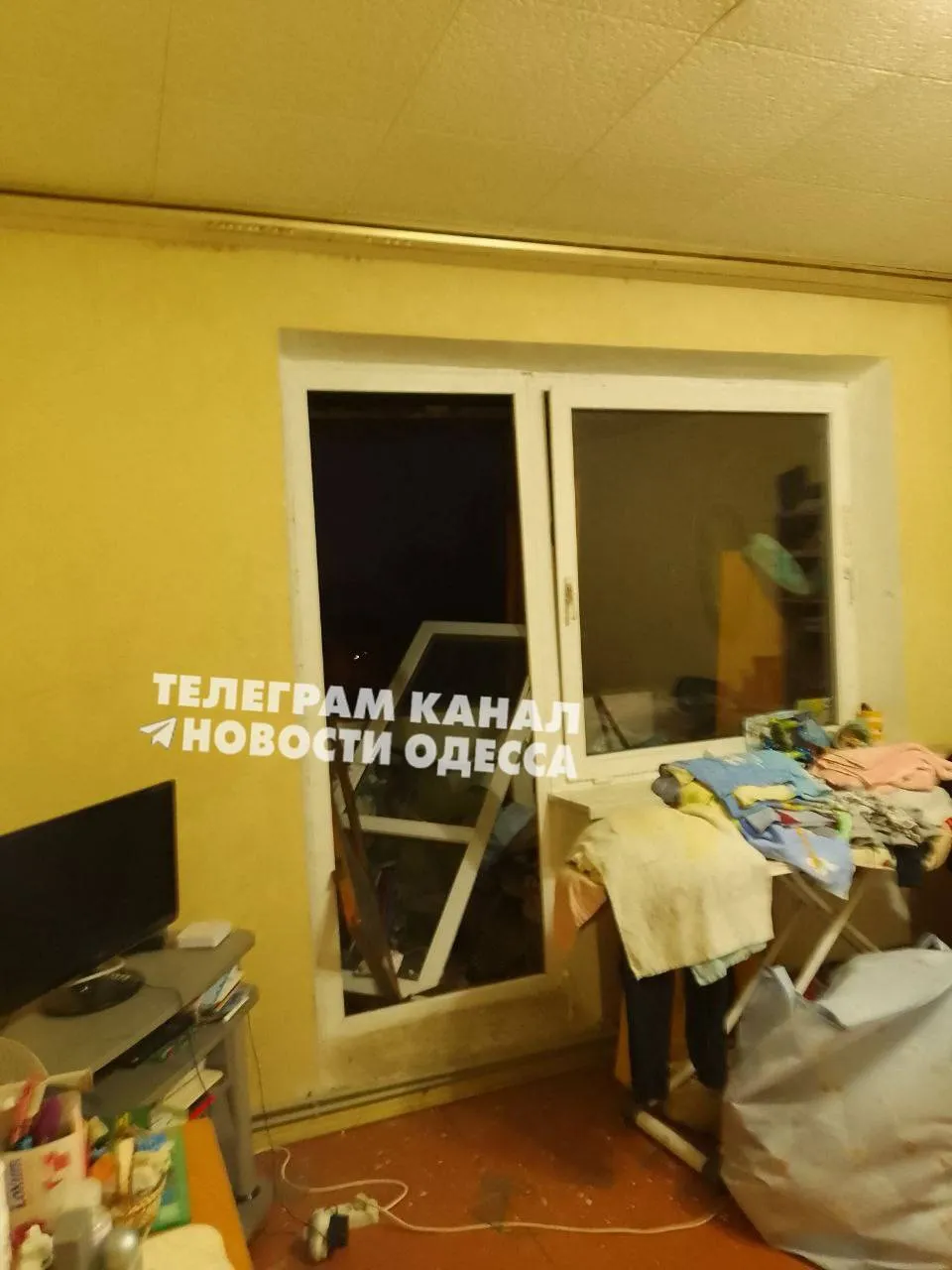 В Одессе в результате вражеской атаки повреждены дома, горели авто. Фото