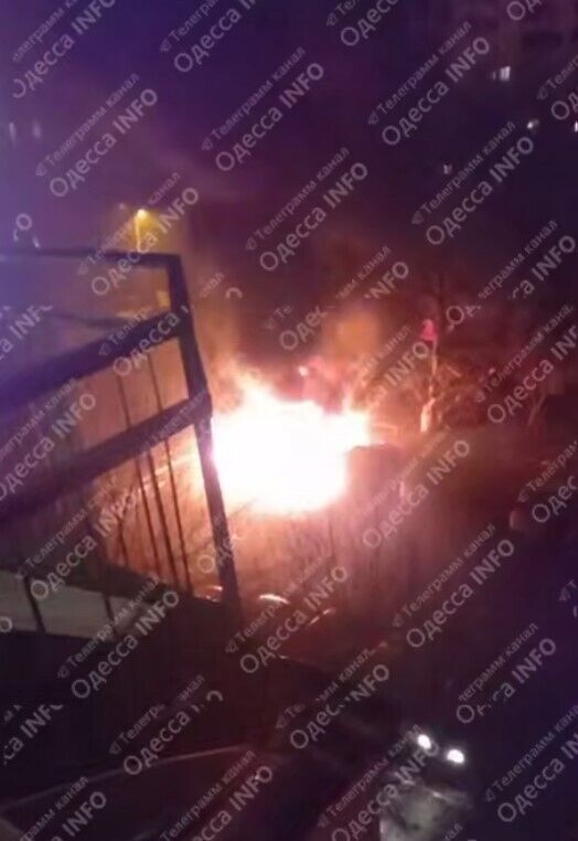 В Одесі внаслідок ворожої атаки пошкоджено будинки, горіли авто. Фото