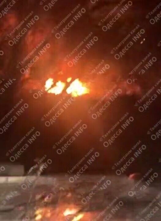 In Odesa, as a result of an enemy attack, buildings were damaged, and cars caught fire. Photo dqxikeidqxiqqeant