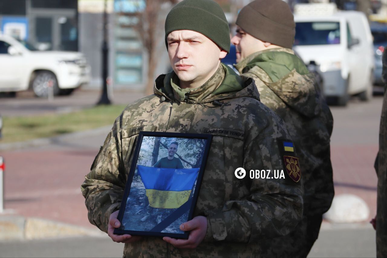 У Києві на Майдані попрощалися із польським добровольцем Філіпом Антосяком. Фото та відео dqxikeidqxiqqeant