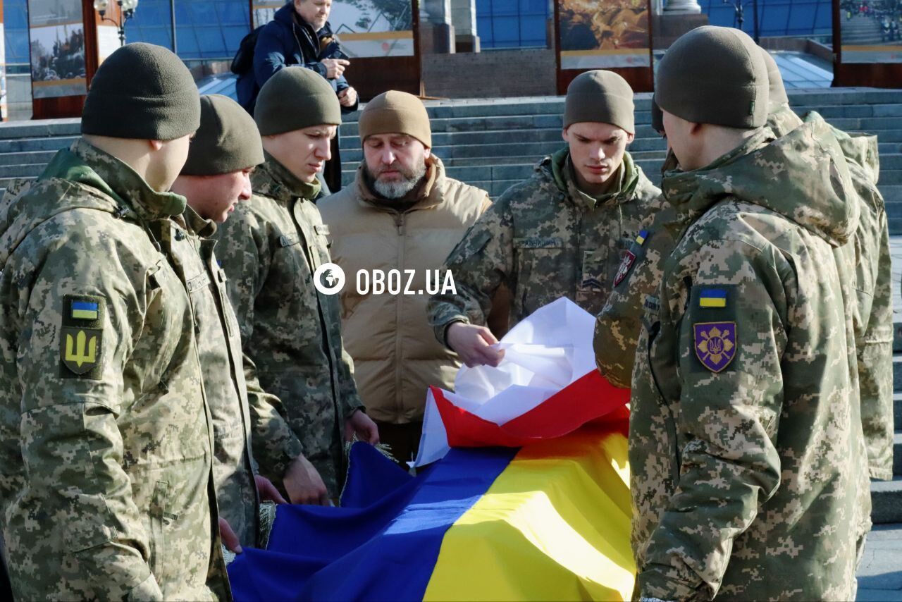 У Києві на Майдані попрощалися із польським добровольцем Філіпом Антосяком. Фото та відео