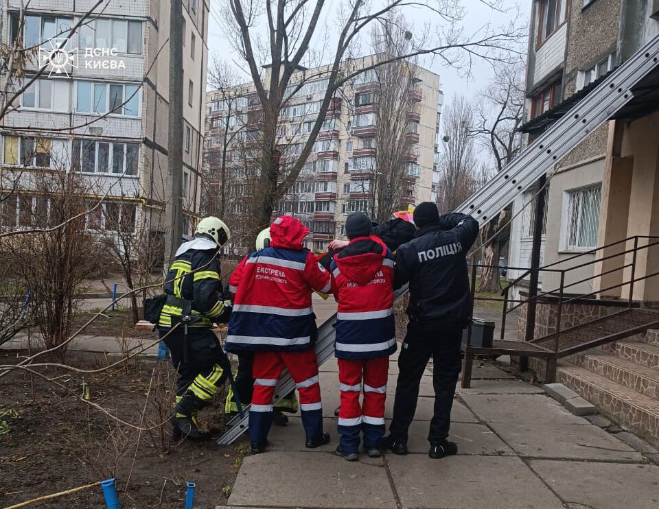 В Киеве мужчина выпал с балкона многоэтажки и выжил. Подробности, фото и видео dqxikeidqxiqqeant