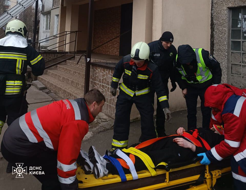 В Киеве мужчина выпал с балкона многоэтажки и выжил. Подробности, фото и видео