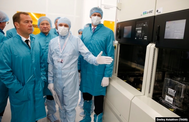 Дмитрий Медведев на предприятии «Ангстрем»