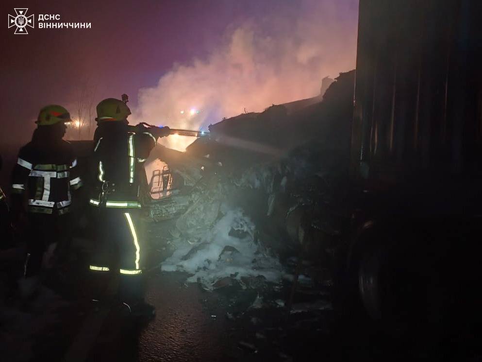 Ужасная авария возле Тульчина: горели грузовик и легковушка, есть погибшие dqxikeidqxiqqeant