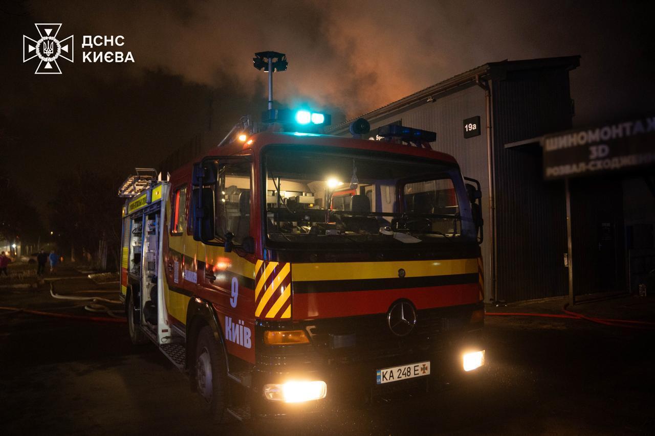 У Києві сталась масштабна пожежа на СТО. Подробиці та фото dqxikeidqxiqqeant