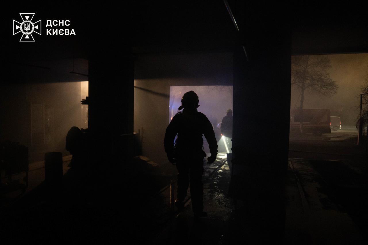 У Києві сталась масштабна пожежа на СТО. Подробиці та фото