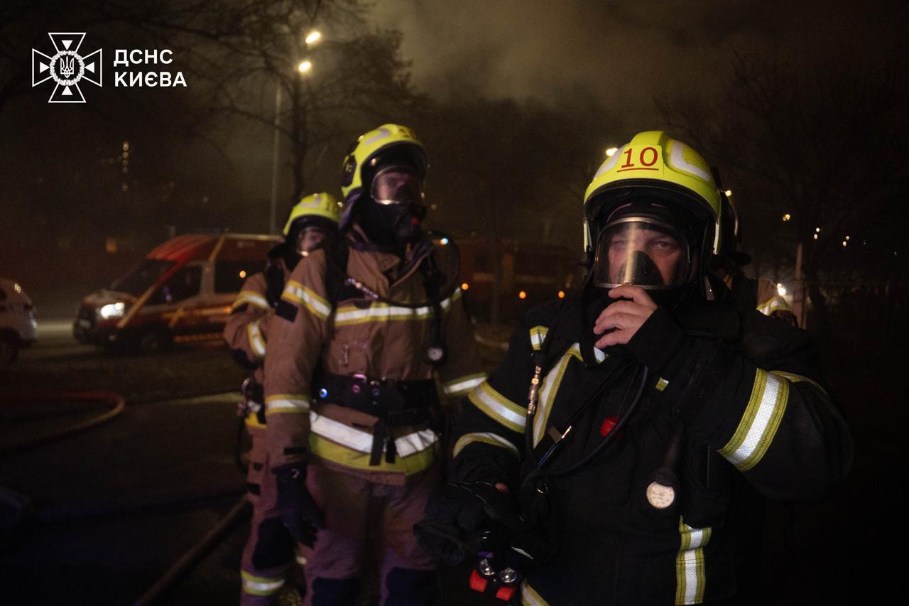 У Києві сталась масштабна пожежа на СТО. Подробиці та фото