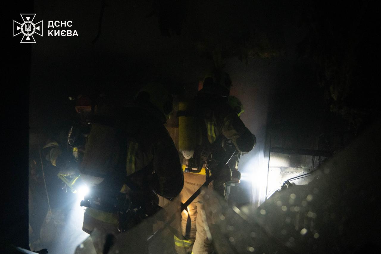 У Києві сталась масштабна пожежа на СТО. Подробиці та фото