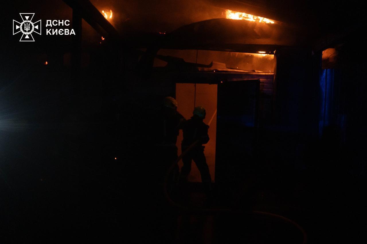 У Києві сталась масштабна пожежа на СТО. Подробиці та фото