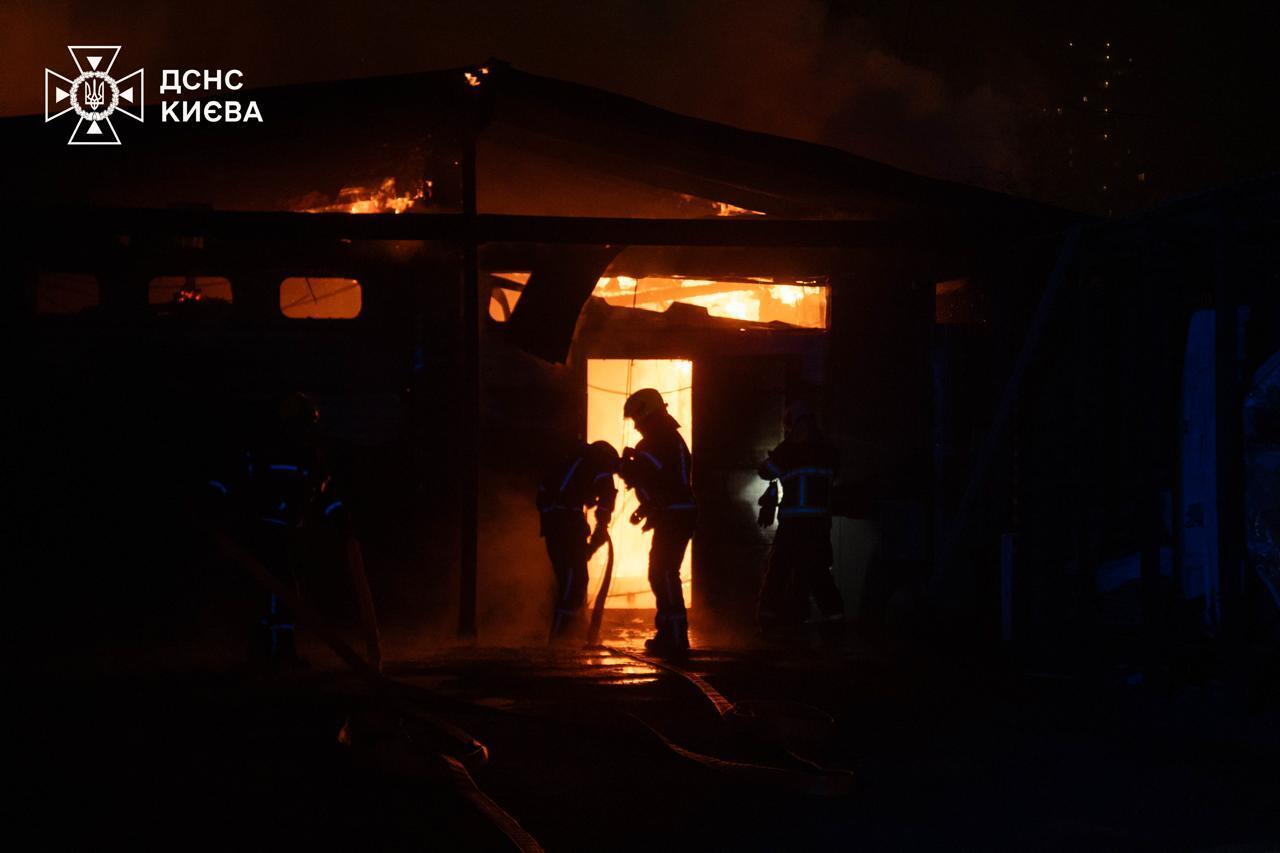 У Києві сталась масштабна пожежа на СТО. Подробиці та фото