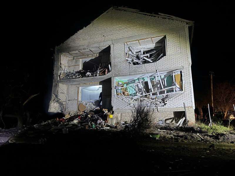 Russia once again struck the Sumy region, damaged buildings – photo
dqxikeidqxiqqeant
