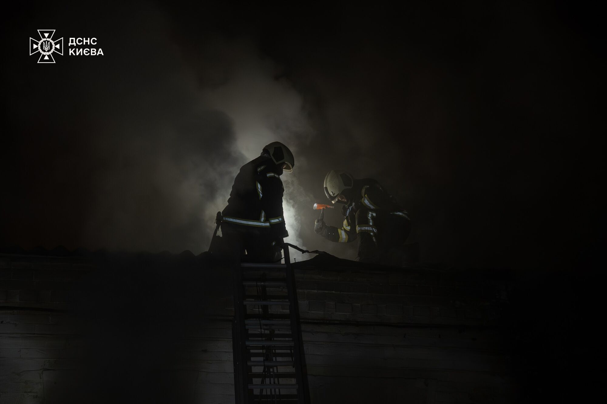 В центре Киева произошел пожар, есть погибший. Подробности трагедии, фото и видео