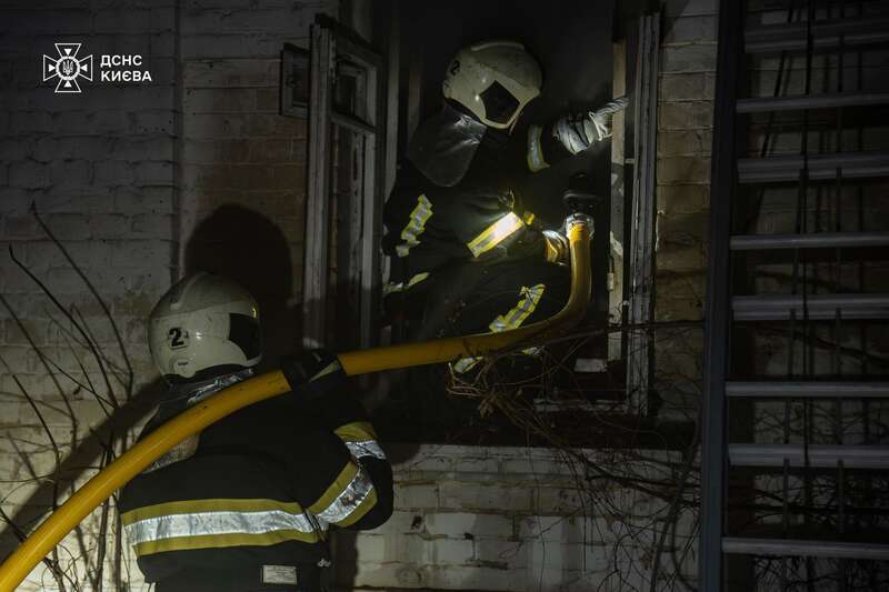 В центре Киева произошел пожар, есть погибший. Подробности трагедии, фото и видео