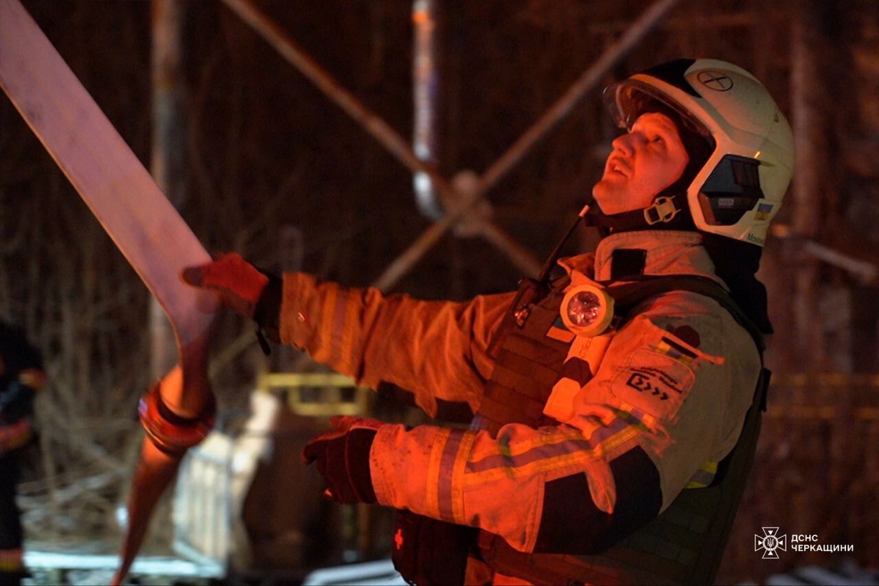 Окупанти атакували Черкаси дронами: спалахнули пожежі на території трьох підприємств. Фото