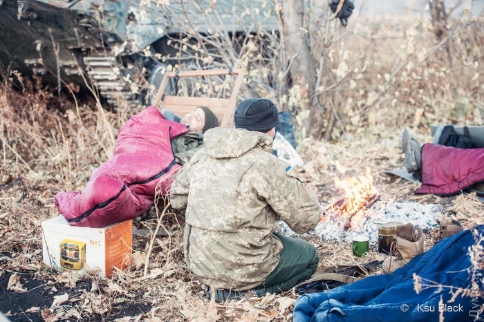 Солдаты спят рядом с техникой