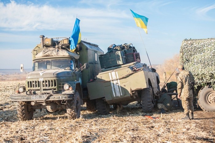 На марше у БРДМа ("бардака") лопнуло колесо, и его тянул КЭТЛ (колесный эвакуационный тягач легкий). Единственная проблема, что лопнуло заднее колесо, то есть его тянули на передних. При этом водитель должен был удерживать постоянно руль