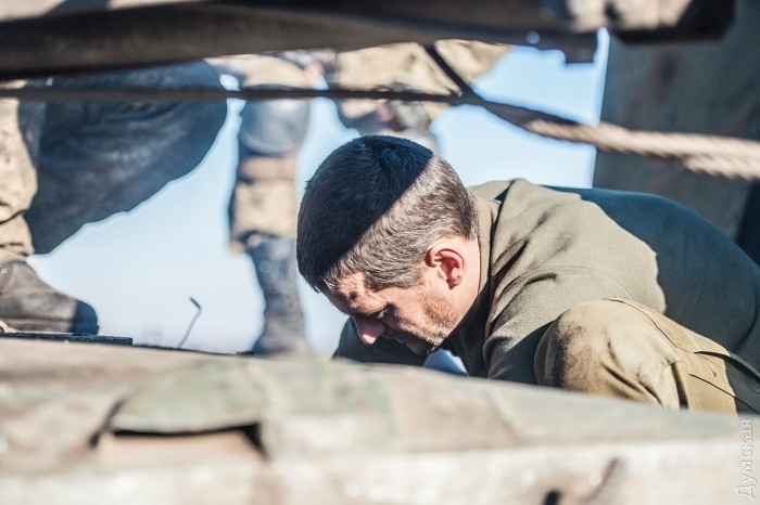 Снова поломка, и снова колдует зампотех