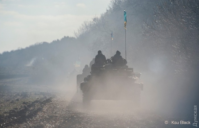 Гусеничная колонна большей частью шла полями и грунтовыми дорогами, чтобы не доламывать асфальт