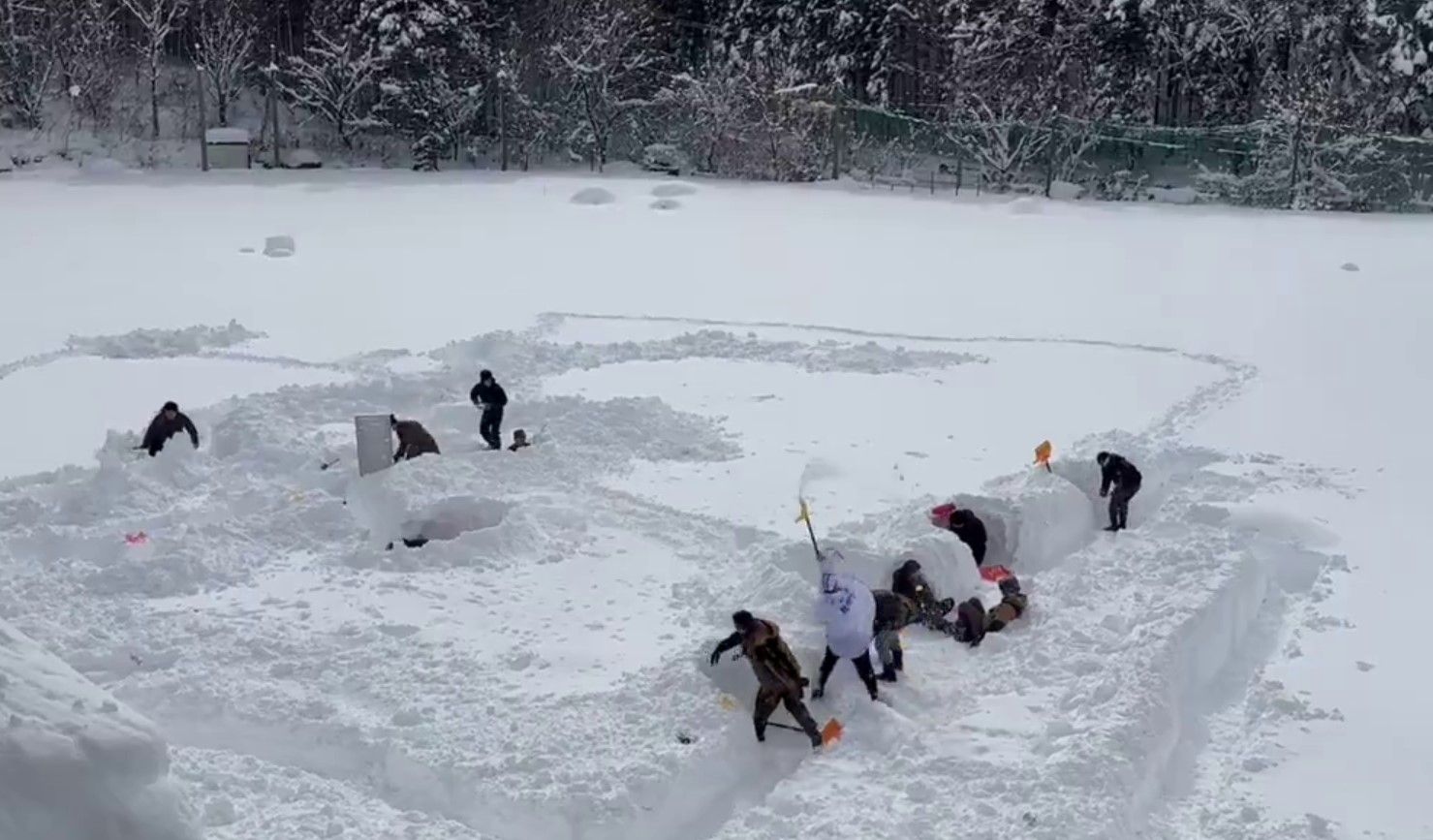 Дети роют траншеи из снега dqxikeidqxitkant