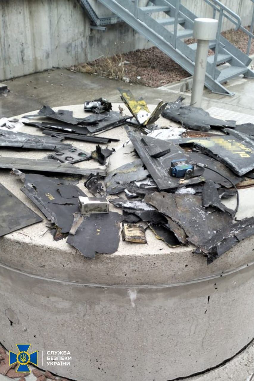 Был снабжен фугасной боевой частью: СБУ показала обломки российского дрона, который атаковал ЧАЭС. Фото
