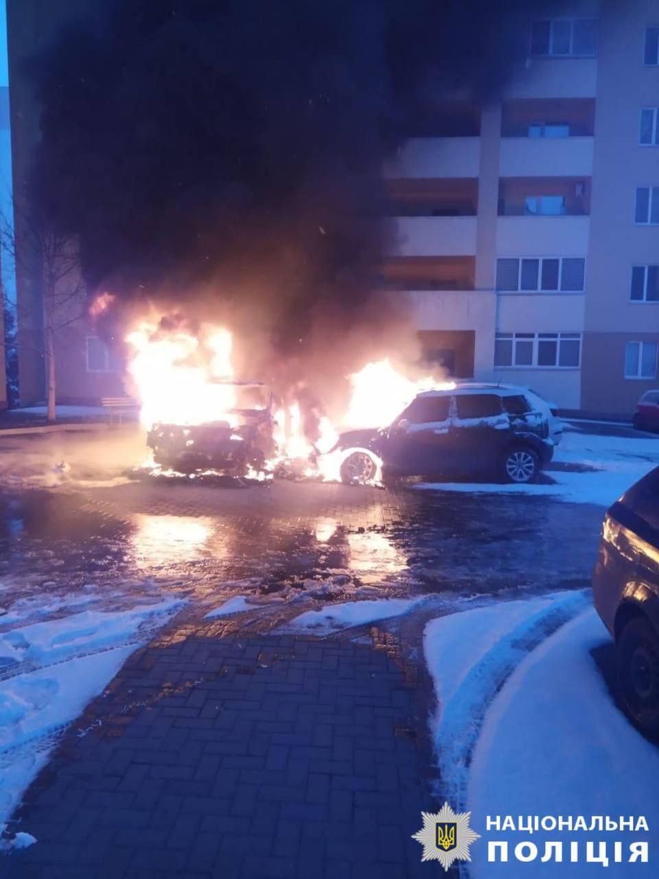 Под Киевом во дворе ЖК сгорели три автомобиля: делом занялась полиция. Фото и видео