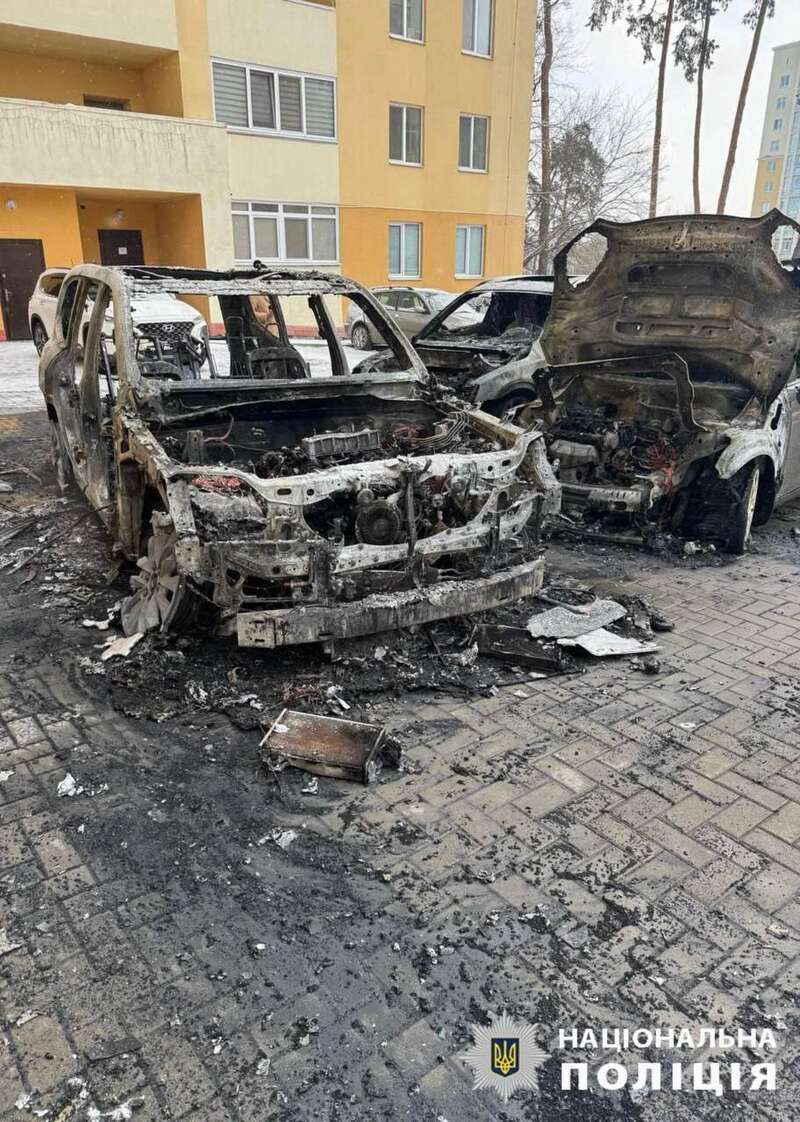 Под Киевом во дворе ЖК сгорели три автомобиля: делом занялась полиция. Фото и видео